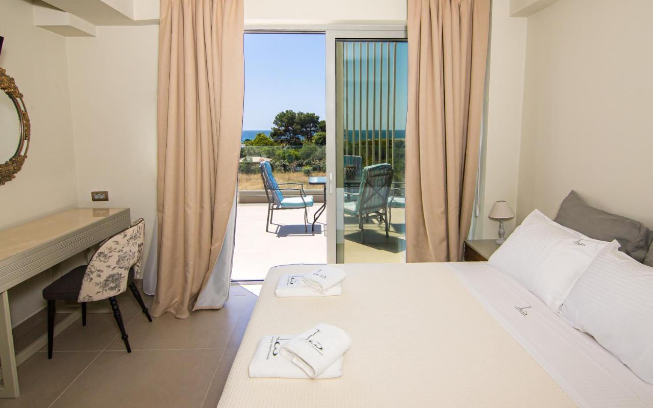 Io Luxury Pool & Hot Tub Suites Preveza Bagian luar foto