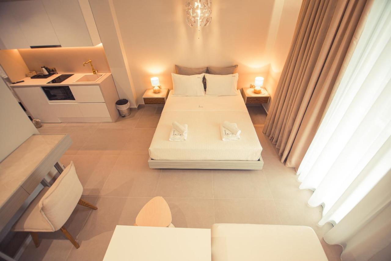 Io Luxury Pool & Hot Tub Suites Preveza Bagian luar foto