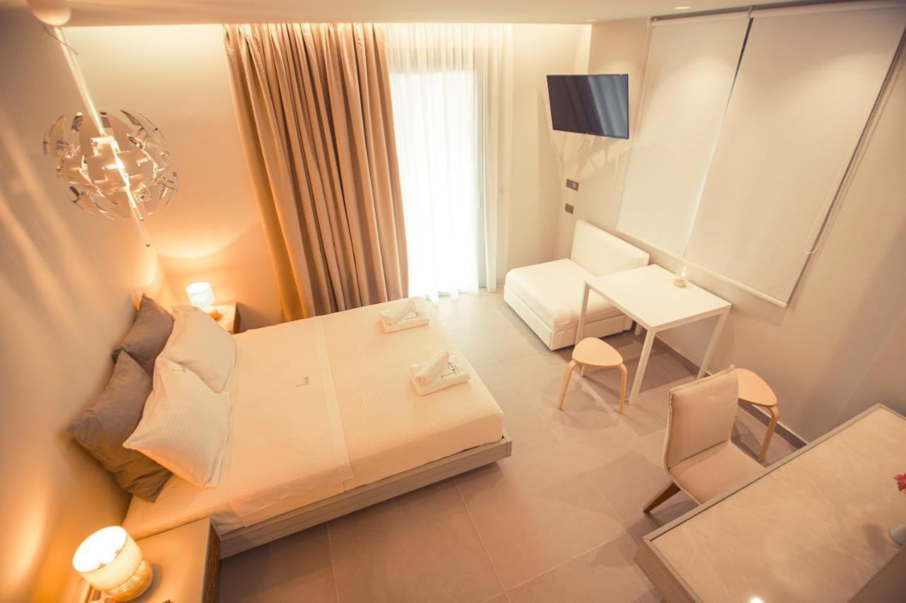 Io Luxury Pool & Hot Tub Suites Preveza Bagian luar foto