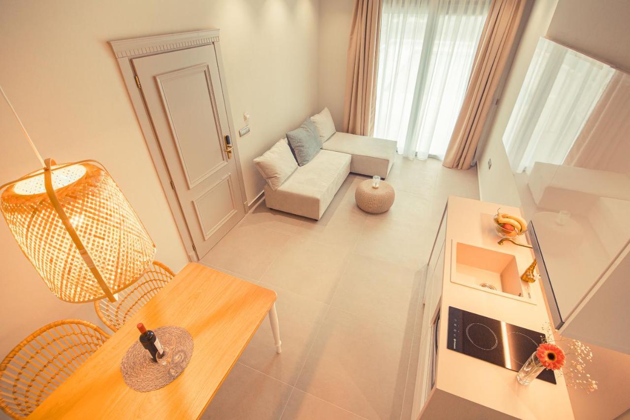 Io Luxury Pool & Hot Tub Suites Preveza Bagian luar foto