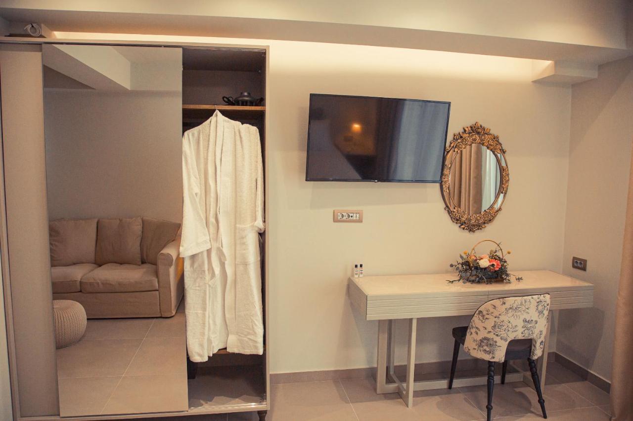 Io Luxury Pool & Hot Tub Suites Preveza Bagian luar foto