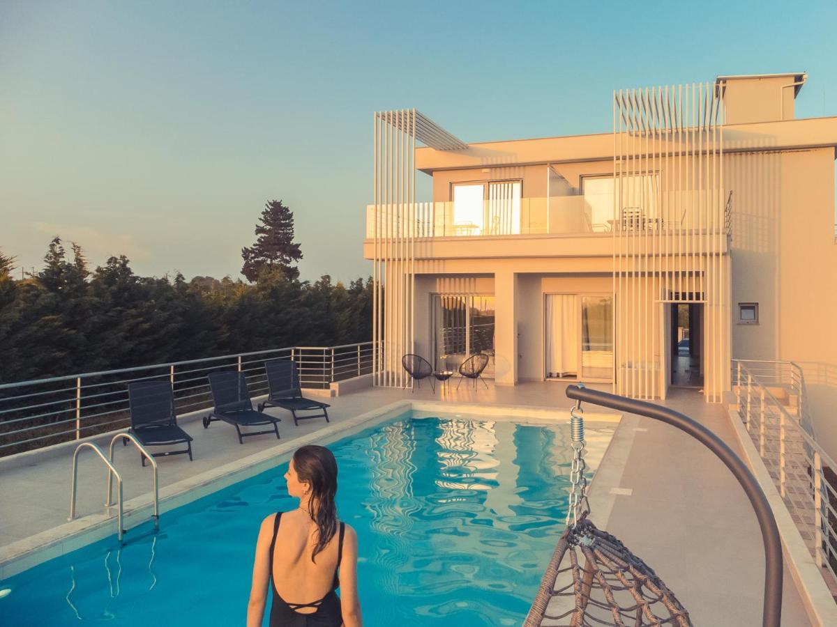 Io Luxury Pool & Hot Tub Suites Preveza Bagian luar foto