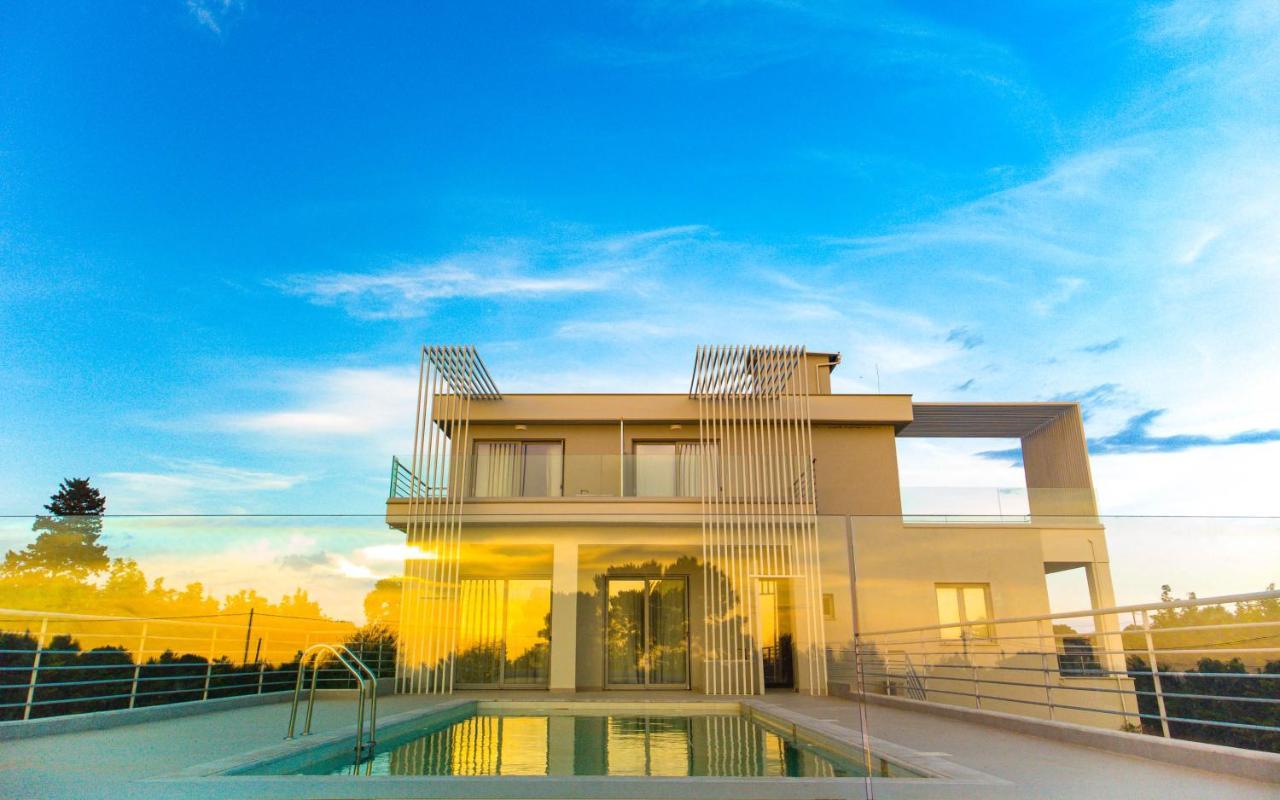 Io Luxury Pool & Hot Tub Suites Preveza Bagian luar foto