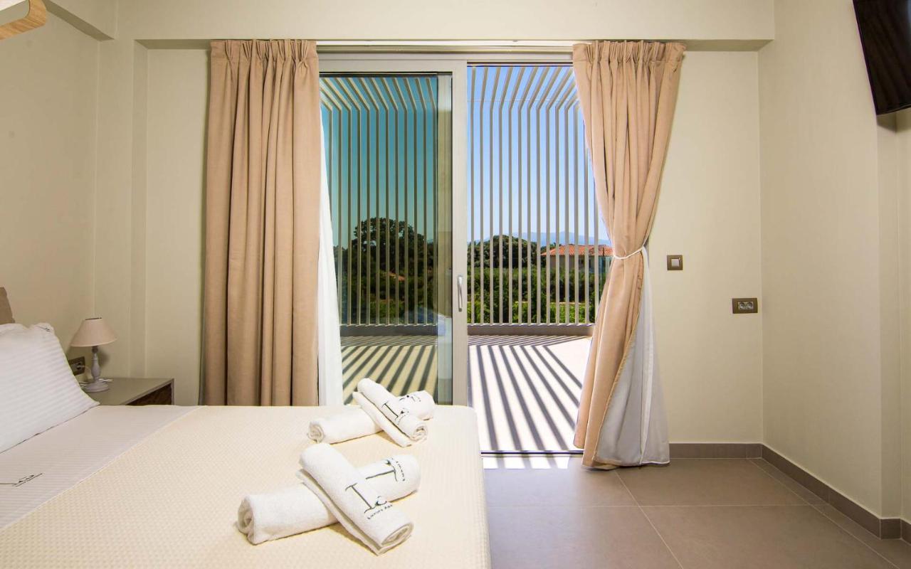 Io Luxury Pool & Hot Tub Suites Preveza Bagian luar foto