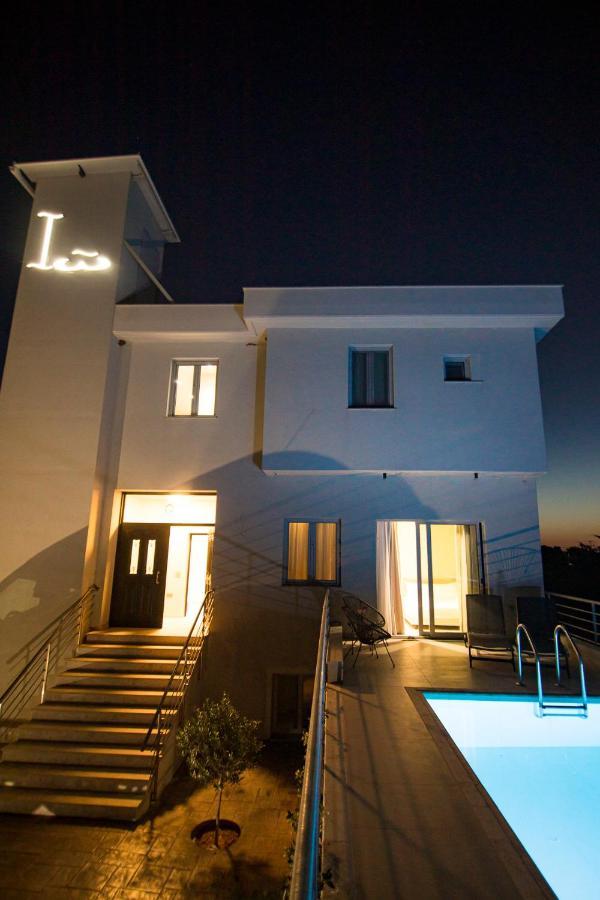 Io Luxury Pool & Hot Tub Suites Preveza Bagian luar foto